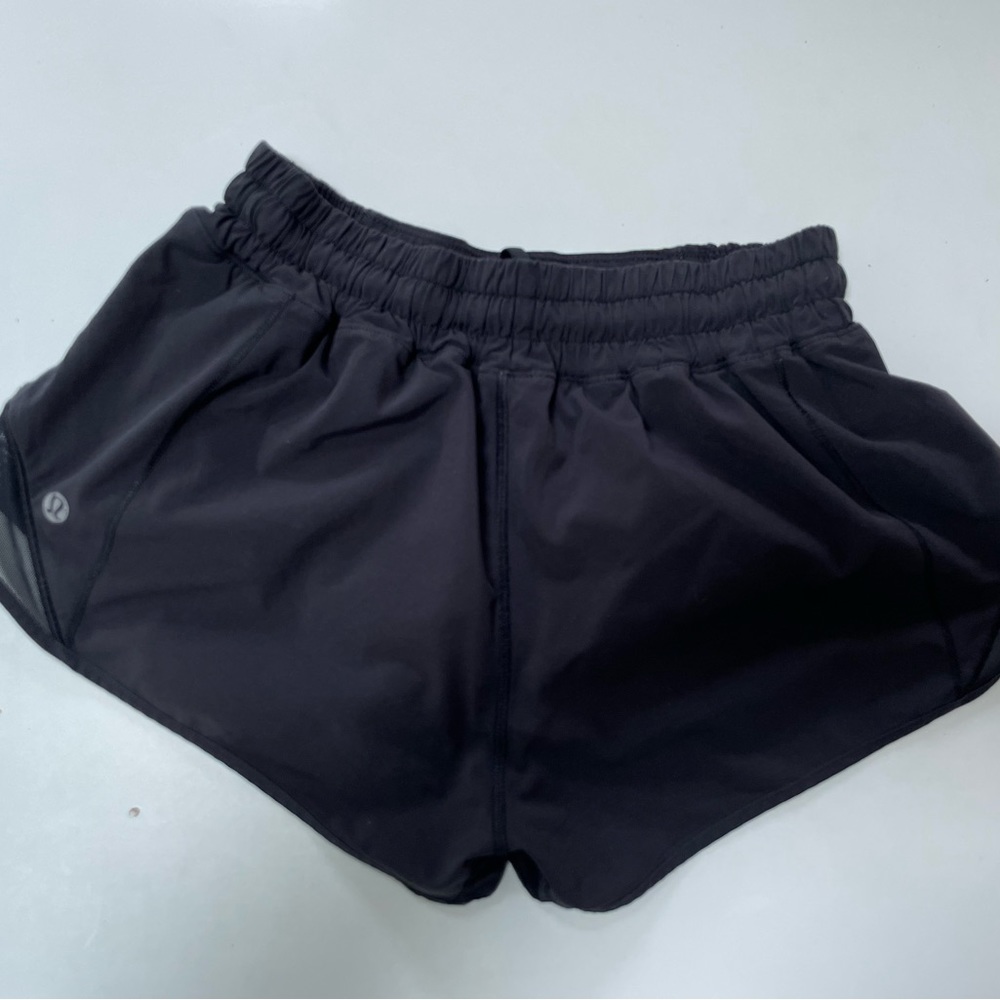 Lululemon Hotty Hot 2.5” size 4 black shorts